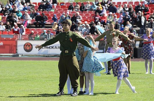 На стадионе «Металлург» организовали музыкально-театрализованное представление в честь Дня Победы