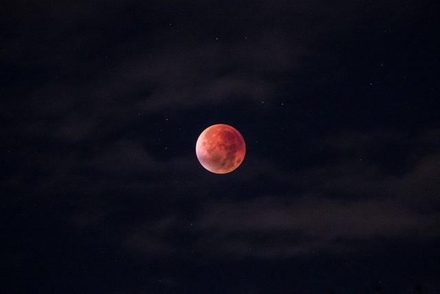 Сегодня ночью новотройчане увидят кроваво-красное лунное затмение