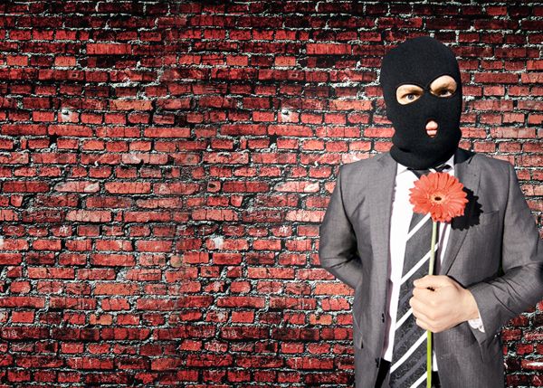 В Орске задержали мужчину, совершившего разбойное нападение на цветочный магазин