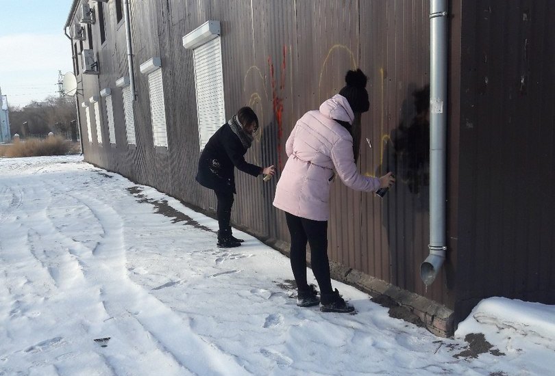 Волонтеры Новотроицка закрасили граффити-рекламу психоактивных веществ 