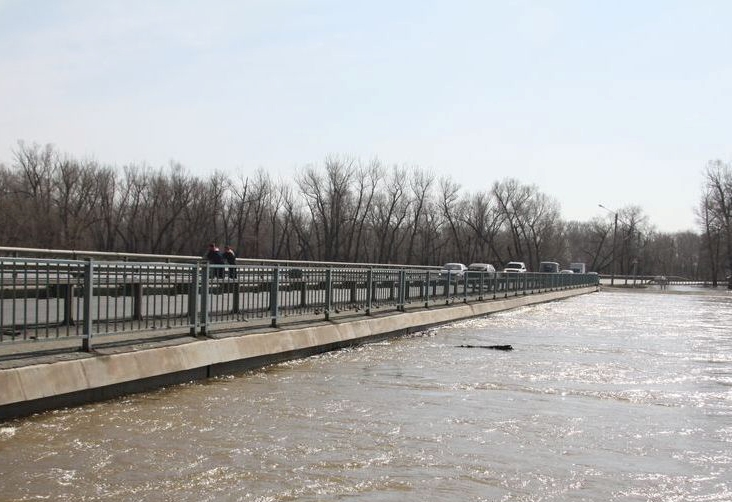 ﻿Вода не отступает: паводок в Новотроицке и Орске привел к затоплению мостов через Урал и Орь