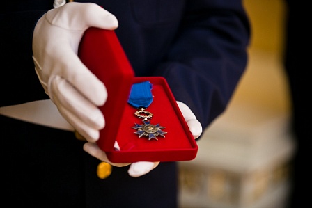Родителям Александра Прохоренко вручили национальный французский орден «За заслуги»