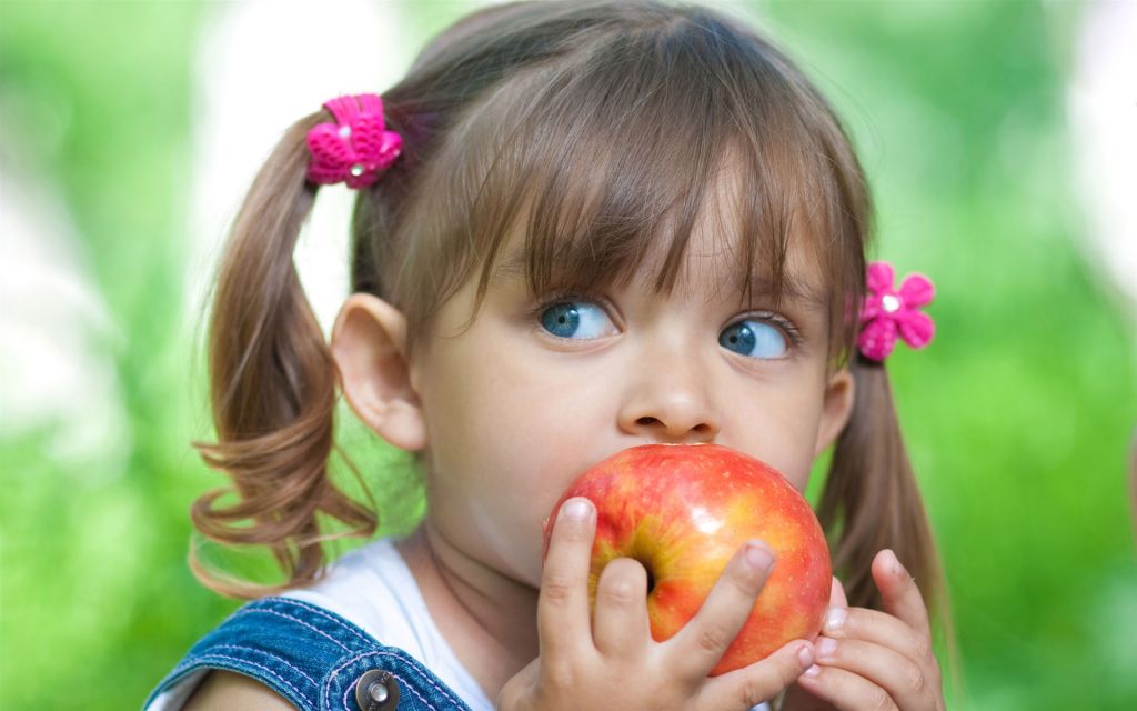 Cute-little-girl-eating-apple_1920x1200.jpg