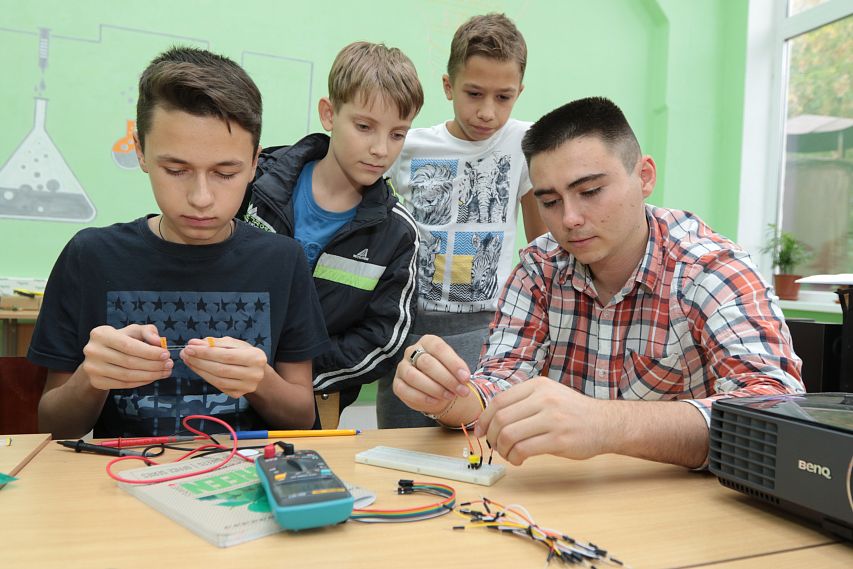 Под запах канифоли: школа радиоэлектронного конструирования пользуется успехом у детей