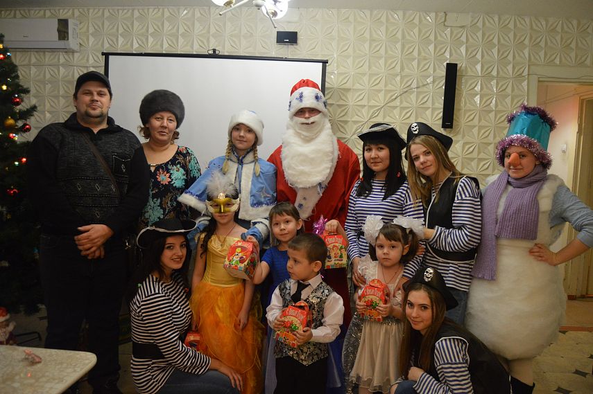 Дед Мороз поздравил детей из многодетных семей Новотроицка