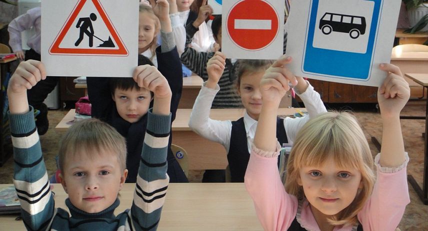 Школьники повторили правила дорожного движения
