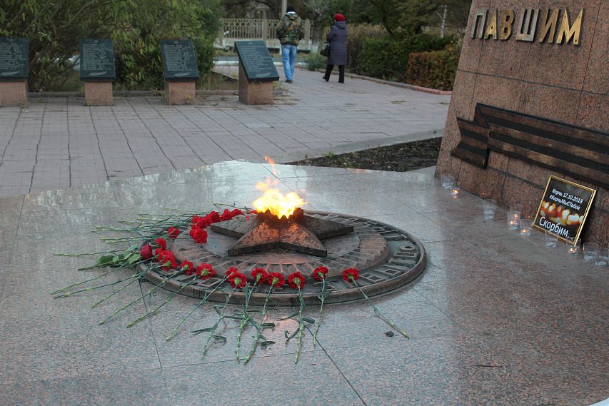 Молодежь Новотроицка почтила память погибших в Керчи