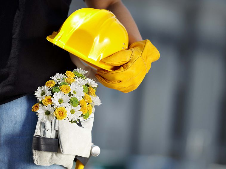 Евгений Маслов поздравляет работников строительной отрасли с профессиональным праздником