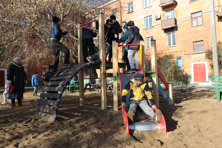 Жители Советской, 5 отметили открытие своего нового благоустроенного двора