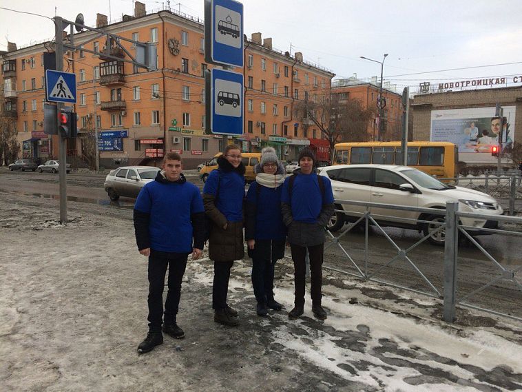 Волонтеры Новотроицка объясняли горожанам, как переходить по новому пешеходному переходу на остановке "Строительный техникум"