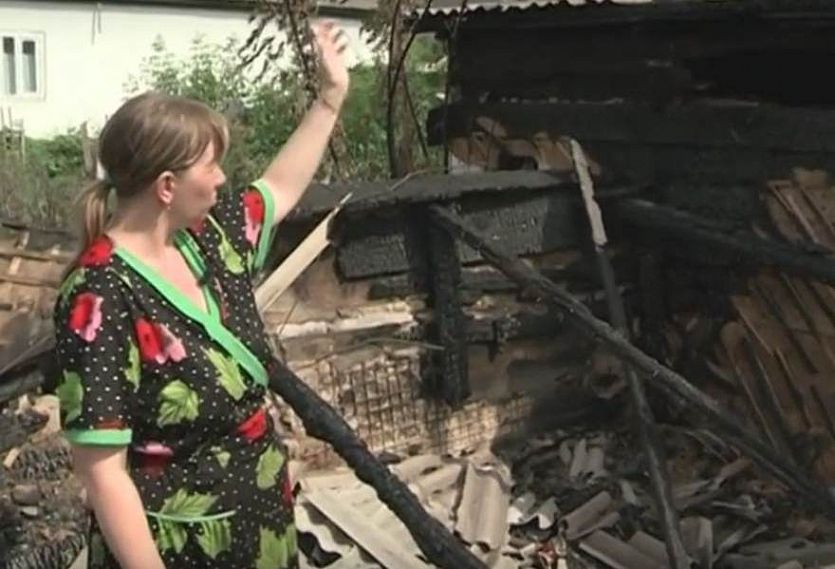 В Новотроицке многодетная семья живет на пепелище
