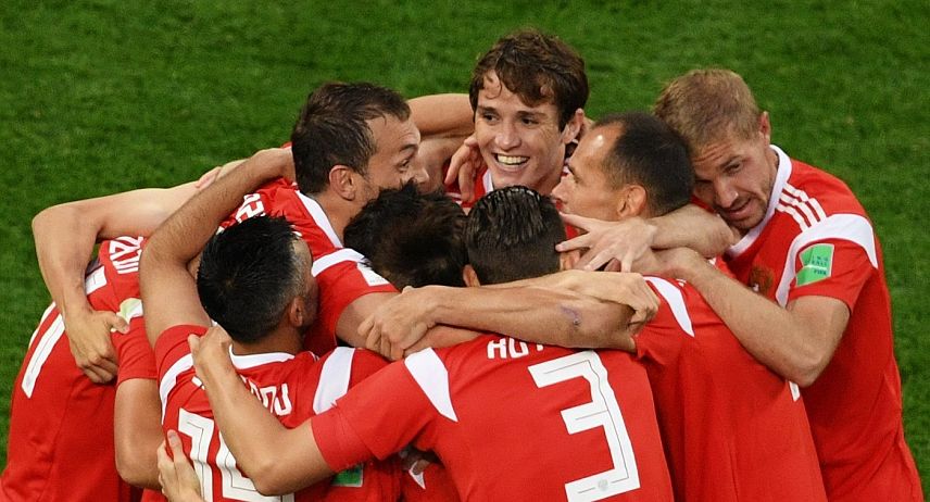 Сборная России впервые в истории выходит из группы в плей-офф Чемпионата мира по футболу