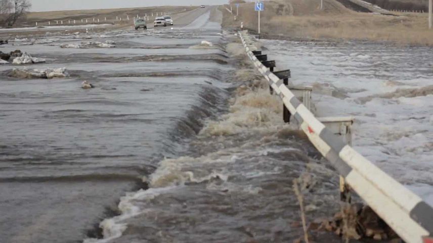 Паводок в Восточном Оренбуржье: подтоплен мост в 35 километрах от Орска