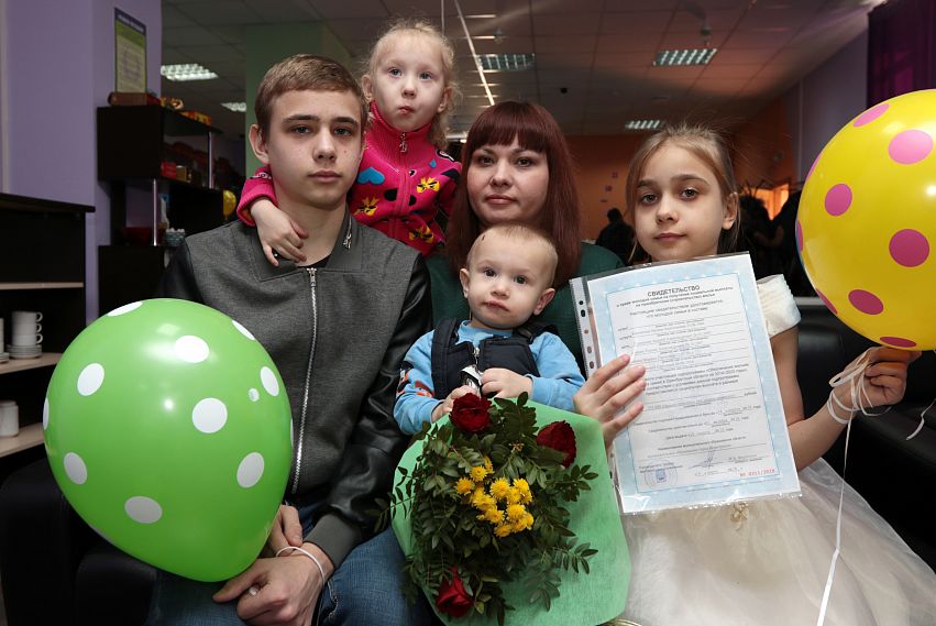 Молодые новотроицкие семьи получили сертификаты на жилье