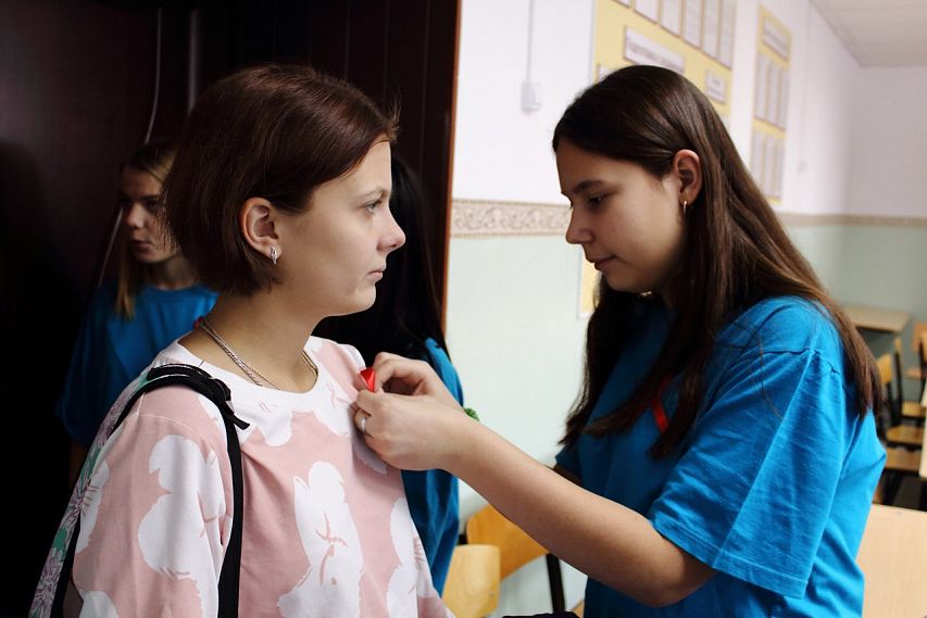 В День борьбы со СПИДом волонтеры Новотроицка провели акцию «Красная ленточка»