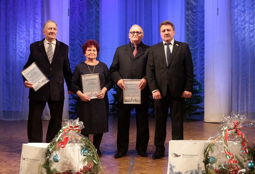 Ветеранов Уральской Стали поздравили с Новым годом концертом и подарками