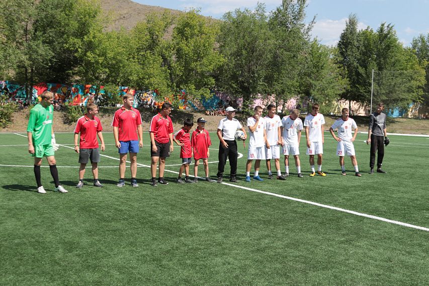 Футболисты "НОСТЫ" провели мастер-класс и игру в "Роднике"