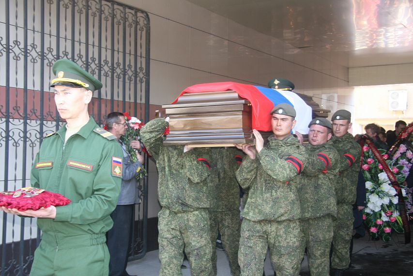 В Новотроицке с почестями похоронили погибшего в Сирии военнослужащего Игоря Завидного 