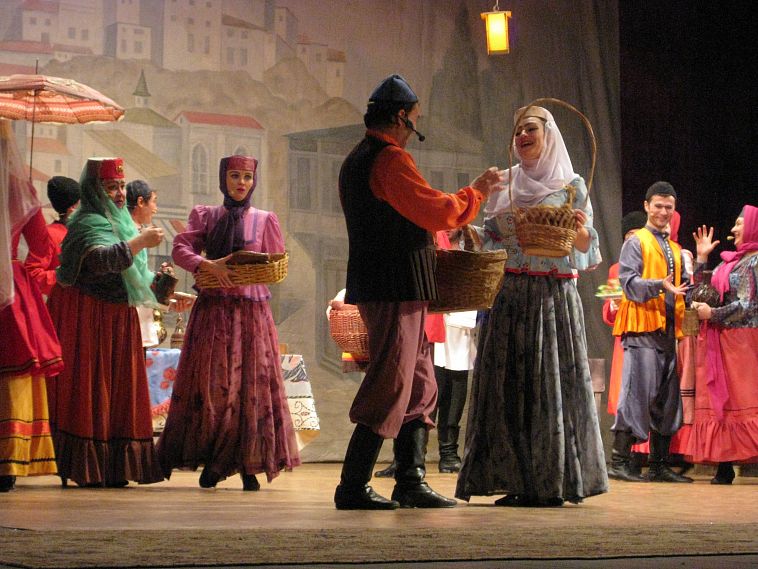 Прекрасным подарком ветеранам Уральской Стали стал спектакль «Ханума» Оренбургского театра музыкальной комедии.