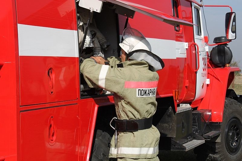 В Новотроицке 18 человек тушили пожар в многоквартирном доме