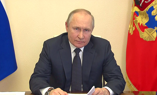 Путин поручил увеличить прожиточный минимум, МРОТ, зарплаты бюджетников, пенсии и соцвыплаты