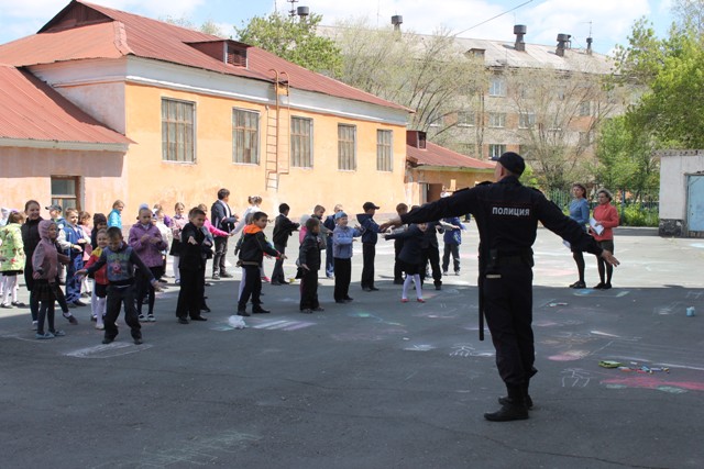 В Новотроицке младшеклассники вышли на зарядку с полицейским