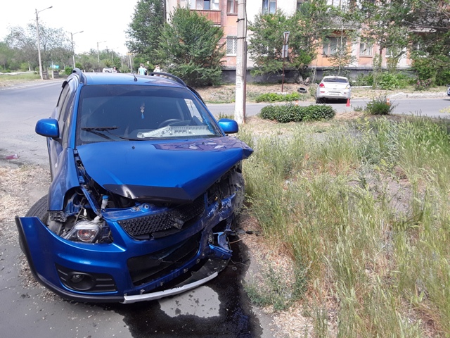 В Новотроицке в аварии двух иномарок пострадал 40-летний водитель 