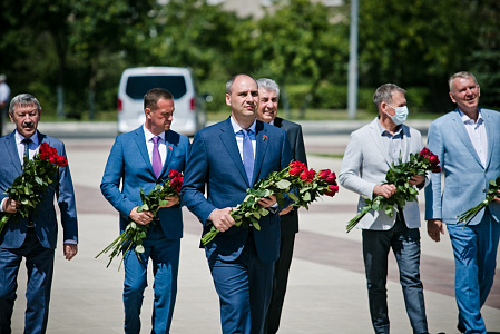 Денис Паслер возложил цветы к памятнику Героя России Александра Прохоренко