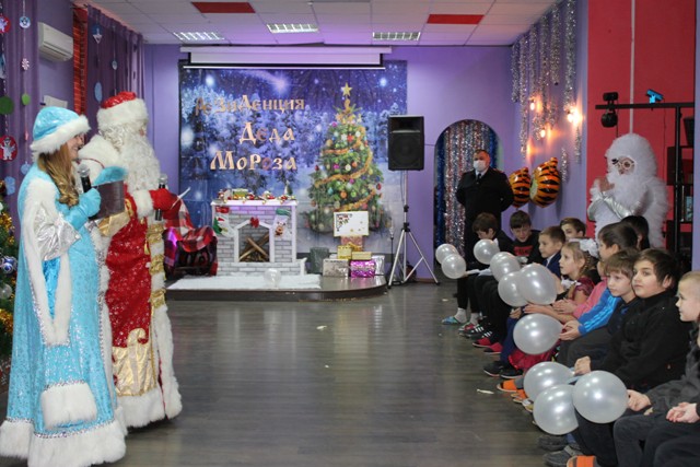 В Новотроицке полицейский Дед Мороз исполнил мечты мальчишек и девчонок