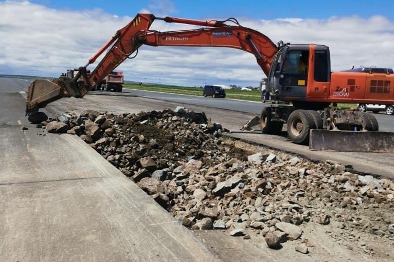 Минстрой опубликовал фото ремонта полосы в аэропорту Орска