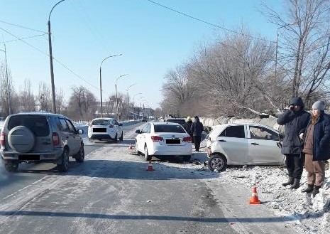 В Новотроицке две автоледи не поделили дорогу