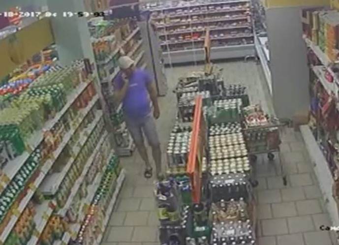 В Новотроицке разыскивается мужчина, взявший оставленный в магазине дорогой телефон