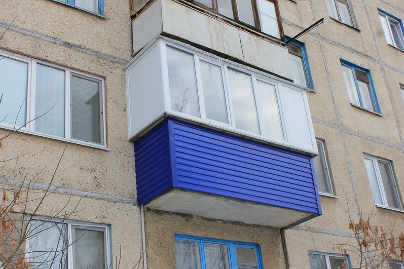 В Новотроицке ребёнок выпал с балкона третьего этажа