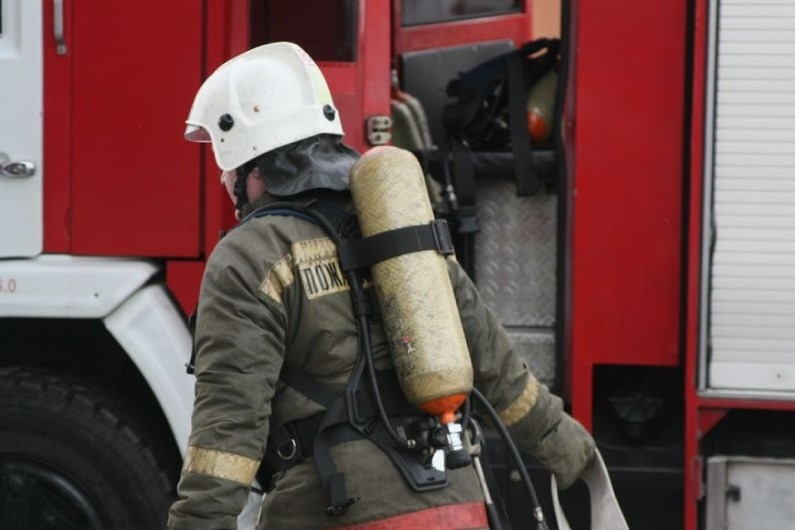 В Новотроицке восемь спасателей тушили пожар на улице Советской