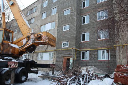 В Новорудном к работе над разрушенным домом приступила бригада отделочников