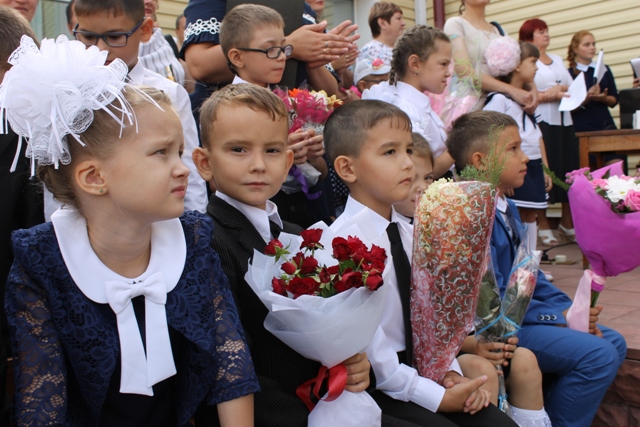 Полицейские Новотроицка навестили подшефную школу и поздравили детей с Днем знаний