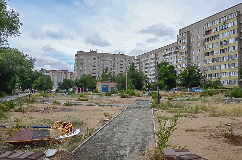 В Новотроицке демонтировали детскую площадку на Марии Корецкой