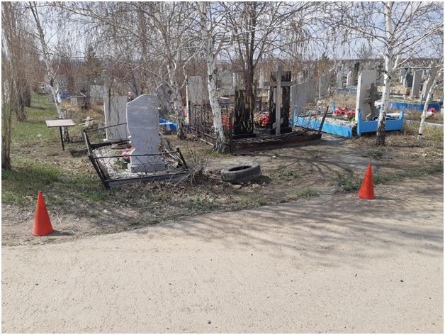 В Новотроицке вандал на колесах помял ограды трех могил и скрылся
