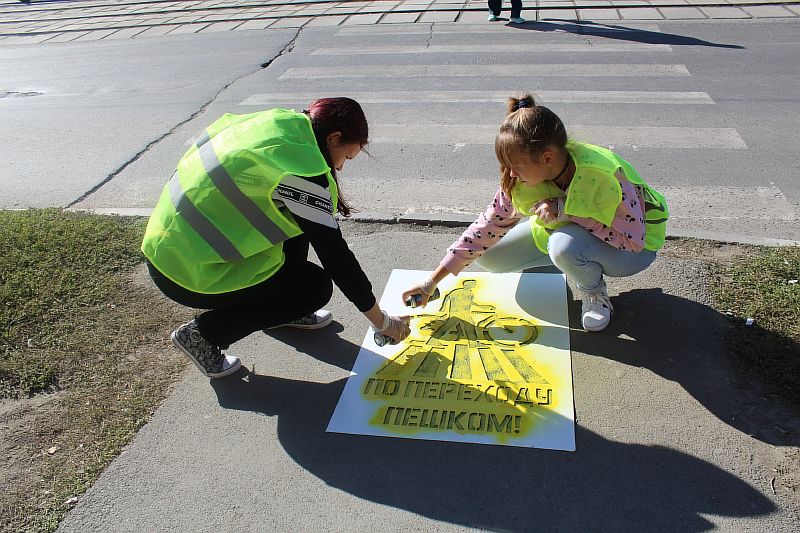 В Новотроицке появились предупреждающие пешеходов граффити