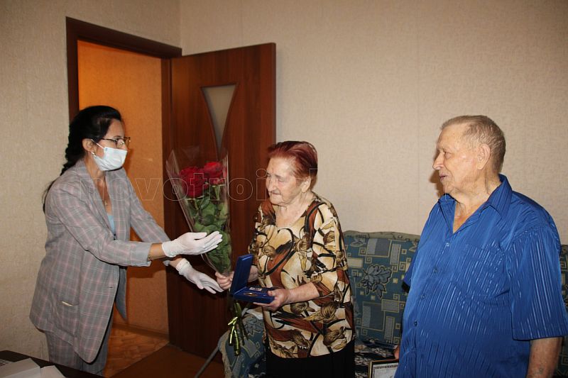 Семью из Новотроицка наградили медалью «За любовь и верность»