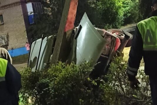 В Новотроицке подростки попали в аварию на угнанном автомобиле