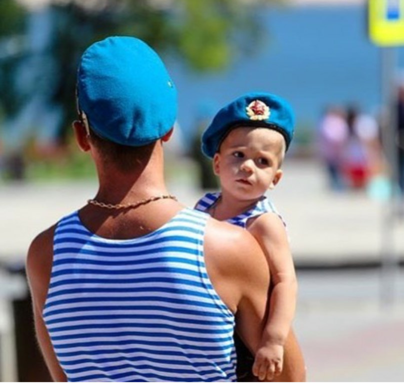 Вдв берет тельняшка. Десантник для детей. ВДВ дети. Форма ВДВ. Малыши в десантной форме.