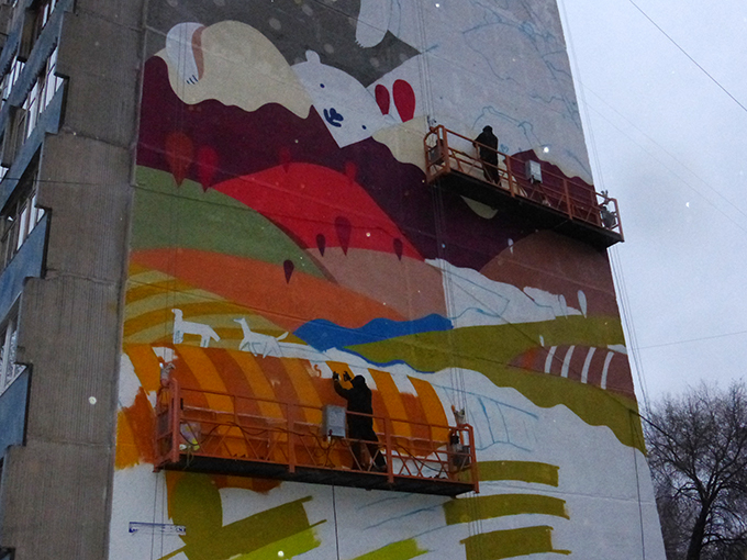 Так рождается граффити: петербургские художники раскрашивают мишек на Советской №138
