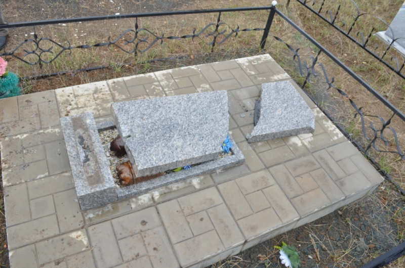 В Орске дети 9 и 10 лет повалили на кладбище 71 надгробие