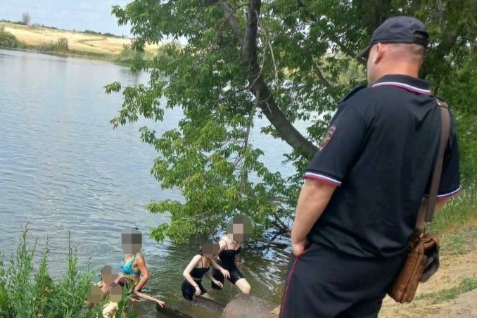 В Новотроицке полицейские обнаружили пятерых купавшихся в неположенном месте детей