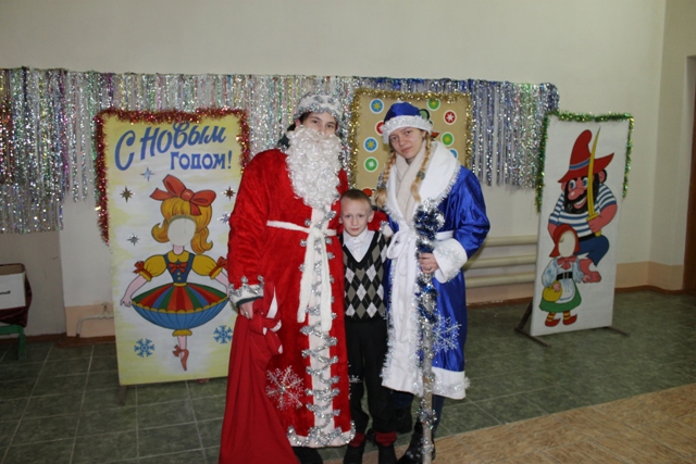 В Новотроицке полицейский Дед Мороз поздравил детей из малообеспеченных семей