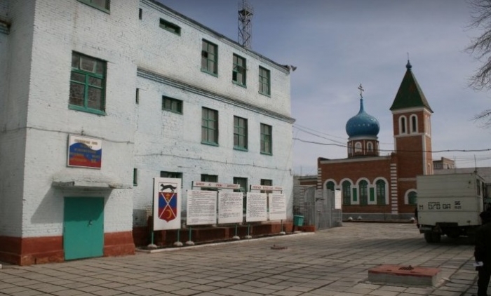 В Новотроицке заключённый избил сотрудника колонии