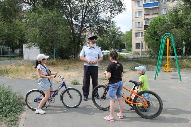 Юным велосипедистам Новотроицка объяснили правила дорожного движения