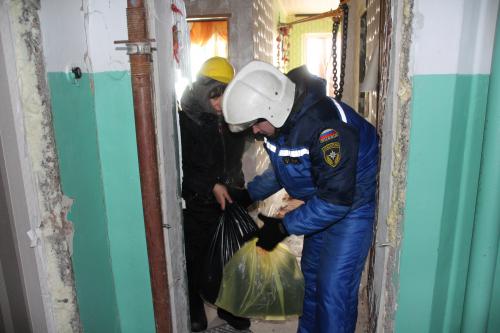 Жильцы аварийного дома в Новорудном забрали свои вещи