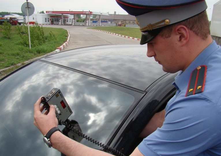 Сотрудники полиции Новотроицка взяли под арест 4 любителей тонированных автомобилей
